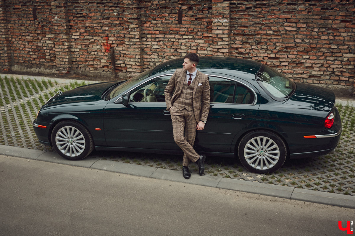 Есть машины точь-в-точь как женщины: нельзя не проводить взглядом! Jaguar Олега Костенко из их числа. Темно-зеленому седану на владимирских улицах не удается остаться незамеченным. Привлек он и наше внимание. О том, каково это — управлять одним из самых статусных автомобилей в мире, его владелец поведал «Ключ-Медиа».