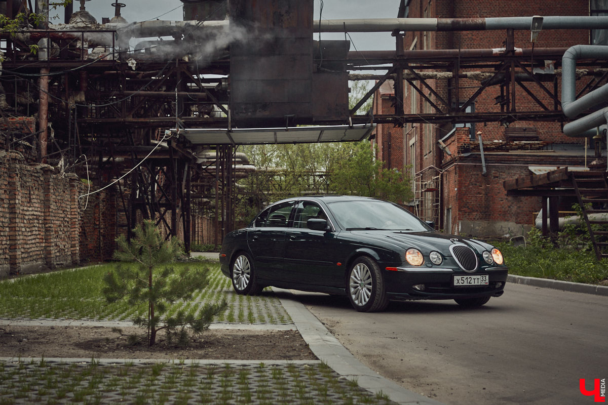 Есть машины точь-в-точь как женщины: нельзя не проводить взглядом! Jaguar Олега Костенко из их числа. Темно-зеленому седану на владимирских улицах не удается остаться незамеченным. Привлек он и наше внимание. О том, каково это — управлять одним из самых статусных автомобилей в мире, его владелец поведал «Ключ-Медиа».