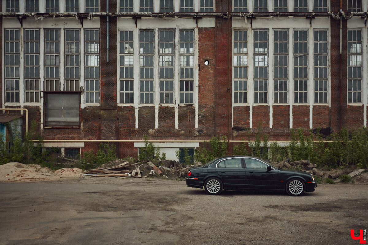 Есть машины точь-в-точь как женщины: нельзя не проводить взглядом! Jaguar Олега Костенко из их числа. Темно-зеленому седану на владимирских улицах не удается остаться незамеченным. Привлек он и наше внимание. О том, каково это — управлять одним из самых статусных автомобилей в мире, его владелец поведал «Ключ-Медиа».