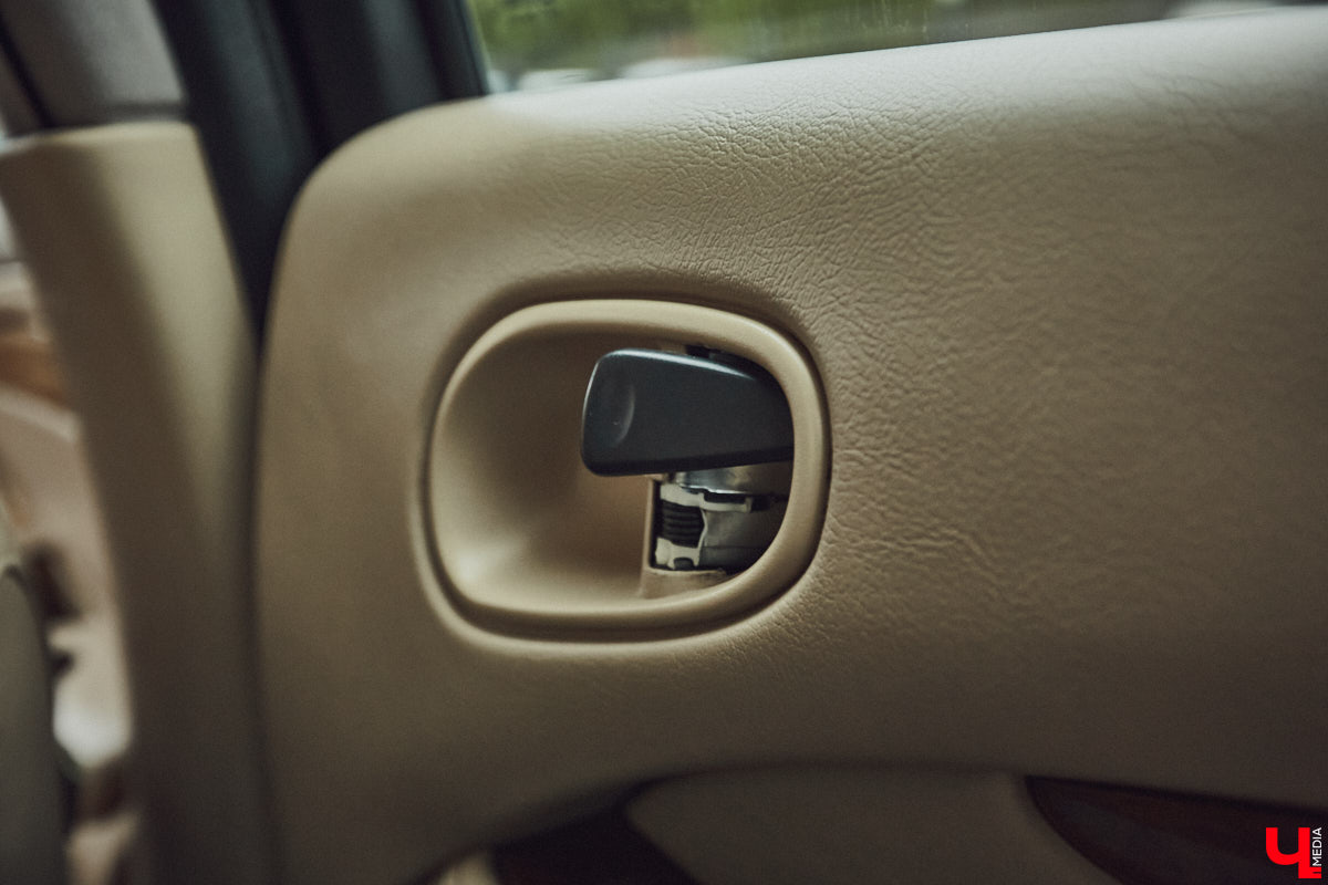 Есть машины точь-в-точь как женщины: нельзя не проводить взглядом! Jaguar Олега Костенко из их числа. Темно-зеленому седану на владимирских улицах не удается остаться незамеченным. Привлек он и наше внимание. О том, каково это — управлять одним из самых статусных автомобилей в мире, его владелец поведал «Ключ-Медиа».