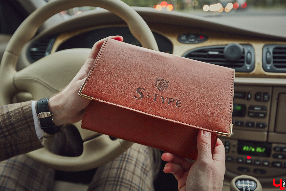 Есть машины точь-в-точь как женщины: нельзя не проводить взглядом! Jaguar Олега Костенко из их числа. Темно-зеленому седану на владимирских улицах не удается остаться незамеченным. Привлек он и наше внимание. О том, каково это — управлять одним из самых статусных автомобилей в мире, его владелец поведал «Ключ-Медиа».