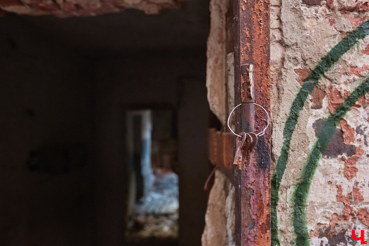 Дом купца Тарасова во Владимире является памятником регионального значения, но в последние годы он заметно разрушался. В итоге здание на улице Дворянской решили реставрировать. Сегодня на объекте уже ведутся работы. «Ключ-Медиа» заглянул в особняк ХIХ века, дабы посмотреть, как он выглядит на данный момент, и выяснить, что же там откроют в скором будущем.