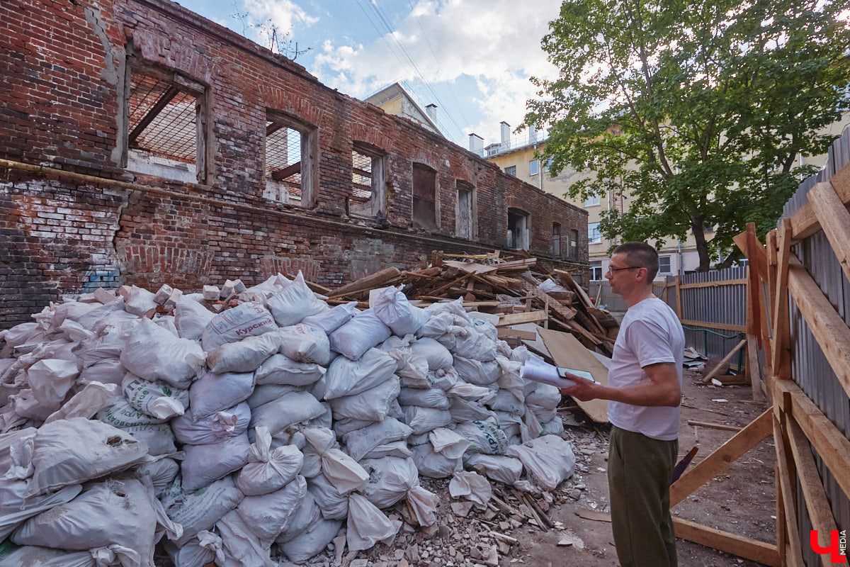Дом купца Тарасова во Владимире является памятником регионального значения, но в последние годы он заметно разрушался. В итоге здание на улице Дворянской решили реставрировать. Сегодня на объекте уже ведутся работы. «Ключ-Медиа» заглянул в особняк ХIХ века, дабы посмотреть, как он выглядит на данный момент, и выяснить, что же там откроют в скором будущем.
