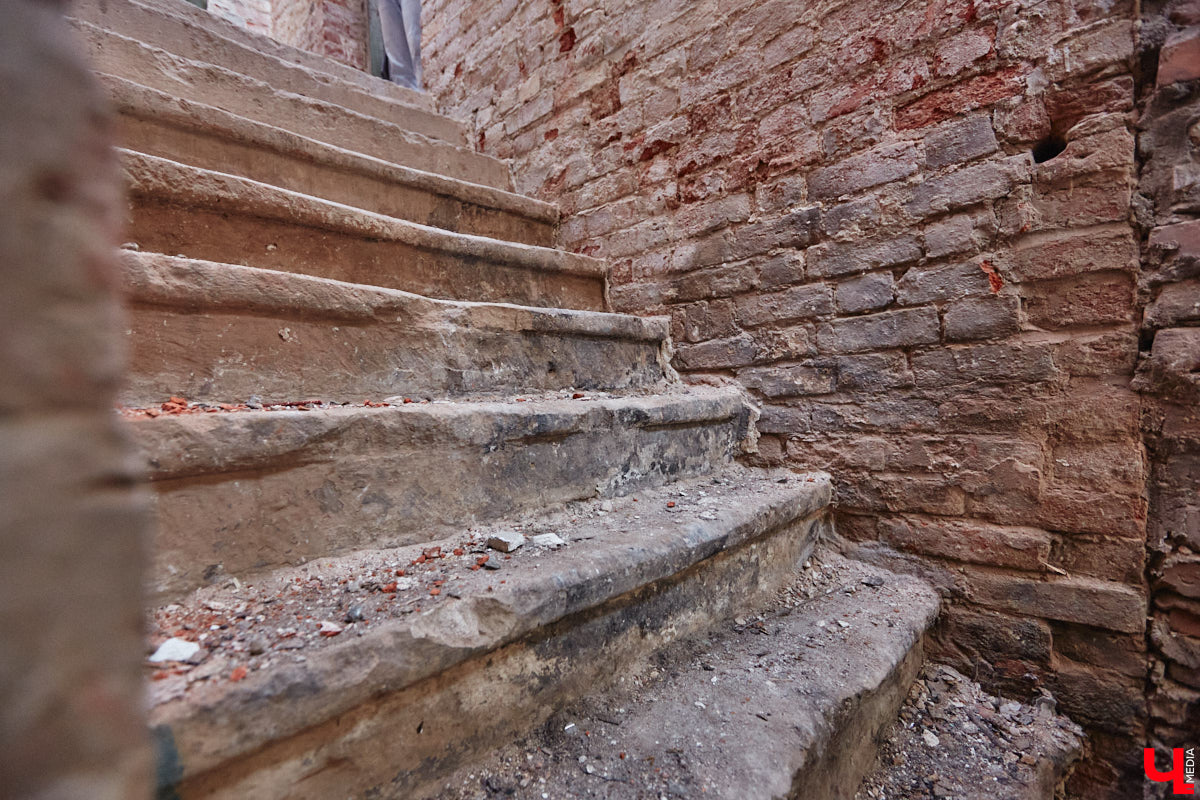 Дом купца Тарасова во Владимире является памятником регионального значения, но в последние годы он заметно разрушался. В итоге здание на улице Дворянской решили реставрировать. Сегодня на объекте уже ведутся работы. «Ключ-Медиа» заглянул в особняк ХIХ века, дабы посмотреть, как он выглядит на данный момент, и выяснить, что же там откроют в скором будущем.