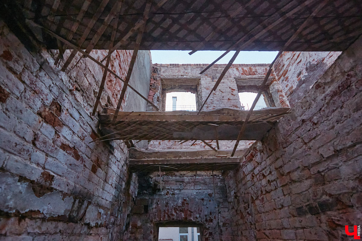 Дом купца Тарасова во Владимире является памятником регионального значения, но в последние годы он заметно разрушался. В итоге здание на улице Дворянской решили реставрировать. Сегодня на объекте уже ведутся работы. «Ключ-Медиа» заглянул в особняк ХIХ века, дабы посмотреть, как он выглядит на данный момент, и выяснить, что же там откроют в скором будущем.