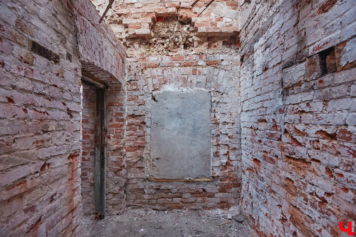 Дом купца Тарасова во Владимире является памятником регионального значения, но в последние годы он заметно разрушался. В итоге здание на улице Дворянской решили реставрировать. Сегодня на объекте уже ведутся работы. «Ключ-Медиа» заглянул в особняк ХIХ века, дабы посмотреть, как он выглядит на данный момент, и выяснить, что же там откроют в скором будущем.