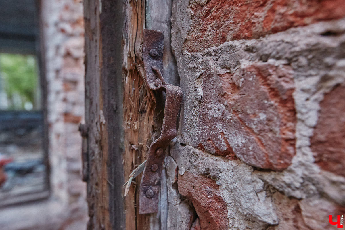 Дом купца Тарасова во Владимире является памятником регионального значения, но в последние годы он заметно разрушался. В итоге здание на улице Дворянской решили реставрировать. Сегодня на объекте уже ведутся работы. «Ключ-Медиа» заглянул в особняк ХIХ века, дабы посмотреть, как он выглядит на данный момент, и выяснить, что же там откроют в скором будущем.
