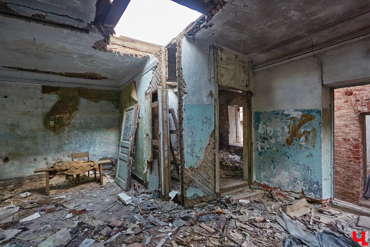 Дом купца Тарасова во Владимире является памятником регионального значения, но в последние годы он заметно разрушался. В итоге здание на улице Дворянской решили реставрировать. Сегодня на объекте уже ведутся работы. «Ключ-Медиа» заглянул в особняк ХIХ века, дабы посмотреть, как он выглядит на данный момент, и выяснить, что же там откроют в скором будущем.