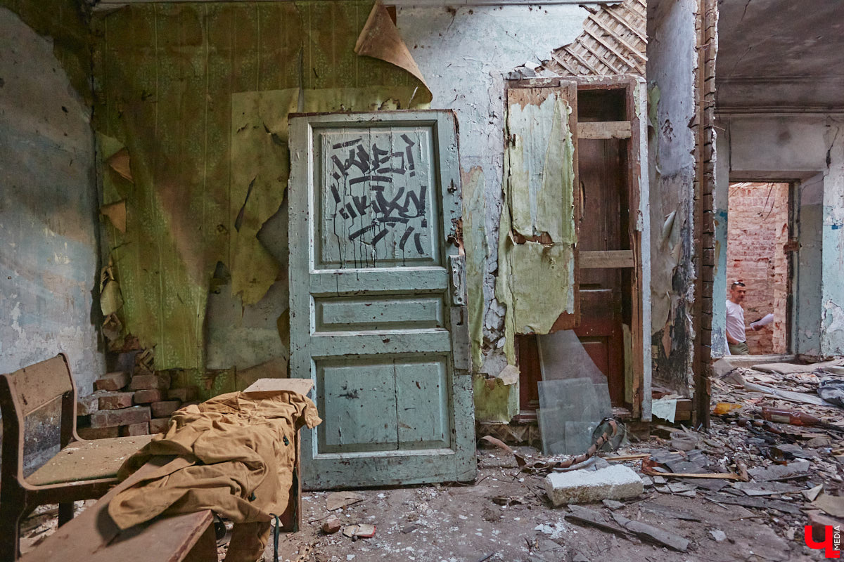 Дом купца Тарасова во Владимире является памятником регионального значения, но в последние годы он заметно разрушался. В итоге здание на улице Дворянской решили реставрировать. Сегодня на объекте уже ведутся работы. «Ключ-Медиа» заглянул в особняк ХIХ века, дабы посмотреть, как он выглядит на данный момент, и выяснить, что же там откроют в скором будущем.