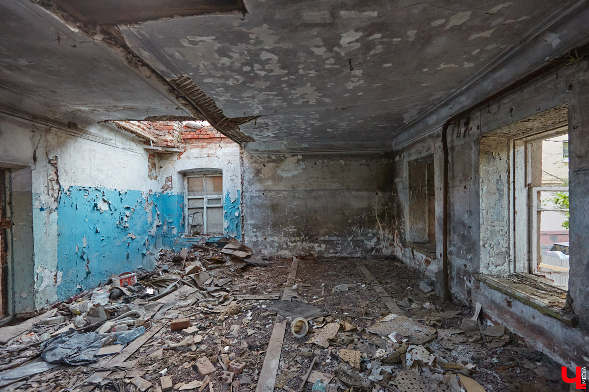 Дом купца Тарасова во Владимире является памятником регионального значения, но в последние годы он заметно разрушался. В итоге здание на улице Дворянской решили реставрировать. Сегодня на объекте уже ведутся работы. «Ключ-Медиа» заглянул в особняк ХIХ века, дабы посмотреть, как он выглядит на данный момент, и выяснить, что же там откроют в скором будущем.