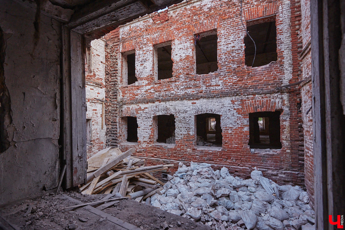 Дом купца Тарасова во Владимире является памятником регионального значения, но в последние годы он заметно разрушался. В итоге здание на улице Дворянской решили реставрировать. Сегодня на объекте уже ведутся работы. «Ключ-Медиа» заглянул в особняк ХIХ века, дабы посмотреть, как он выглядит на данный момент, и выяснить, что же там откроют в скором будущем.