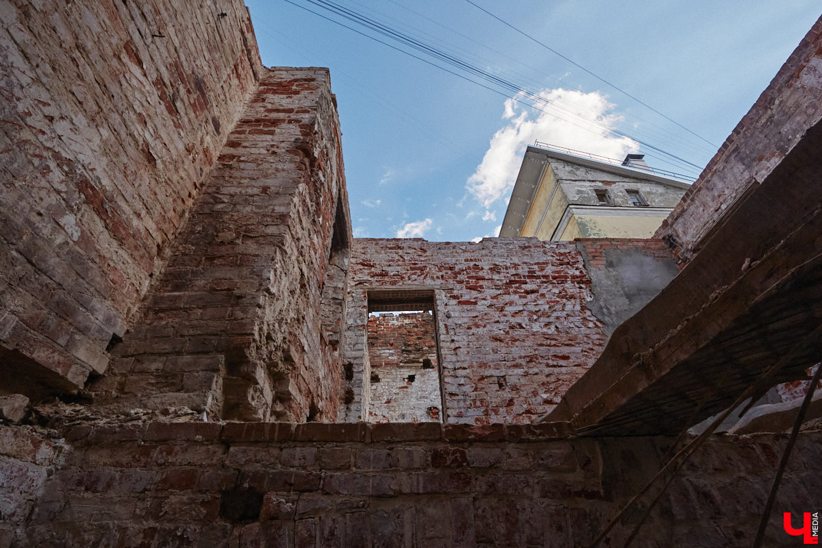 Дом купца Тарасова во Владимире является памятником регионального значения, но в последние годы он заметно разрушался. В итоге здание на улице Дворянской решили реставрировать. Сегодня на объекте уже ведутся работы. «Ключ-Медиа» заглянул в особняк ХIХ века, дабы посмотреть, как он выглядит на данный момент, и выяснить, что же там откроют в скором будущем.