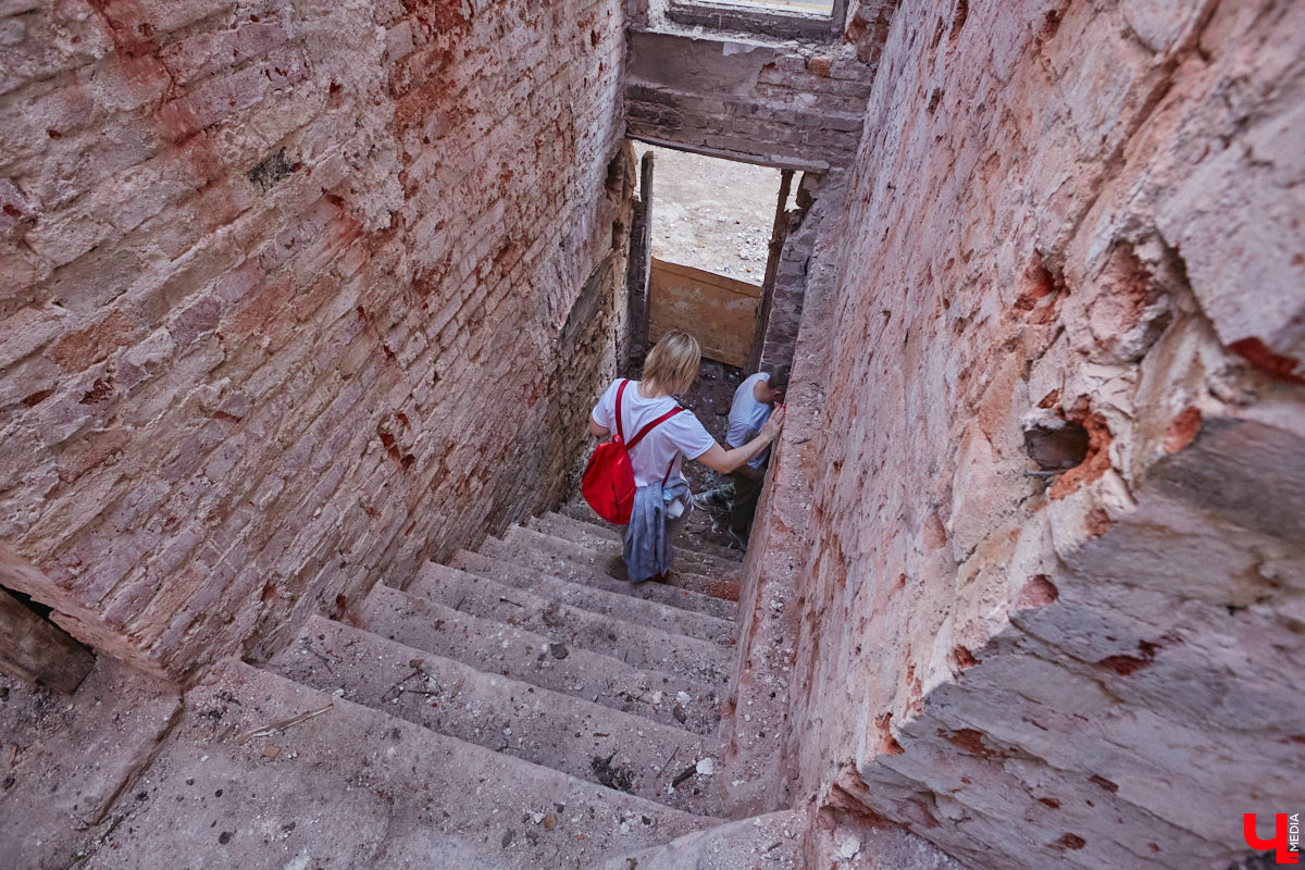 Дом купца Тарасова во Владимире является памятником регионального значения, но в последние годы он заметно разрушался. В итоге здание на улице Дворянской решили реставрировать. Сегодня на объекте уже ведутся работы. «Ключ-Медиа» заглянул в особняк ХIХ века, дабы посмотреть, как он выглядит на данный момент, и выяснить, что же там откроют в скором будущем.