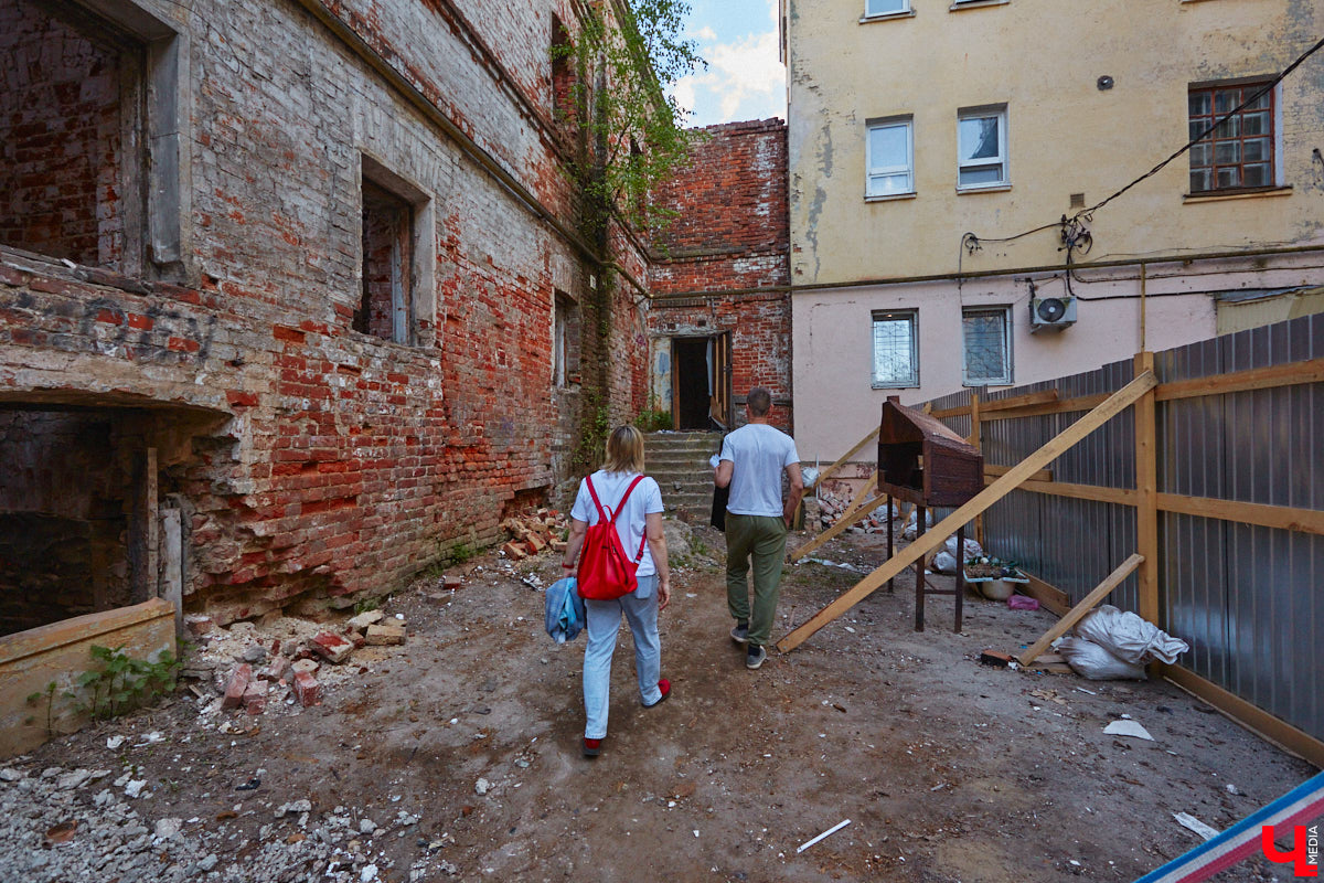 Дом купца Тарасова во Владимире является памятником регионального значения, но в последние годы он заметно разрушался. В итоге здание на улице Дворянской решили реставрировать. Сегодня на объекте уже ведутся работы. «Ключ-Медиа» заглянул в особняк ХIХ века, дабы посмотреть, как он выглядит на данный момент, и выяснить, что же там откроют в скором будущем.