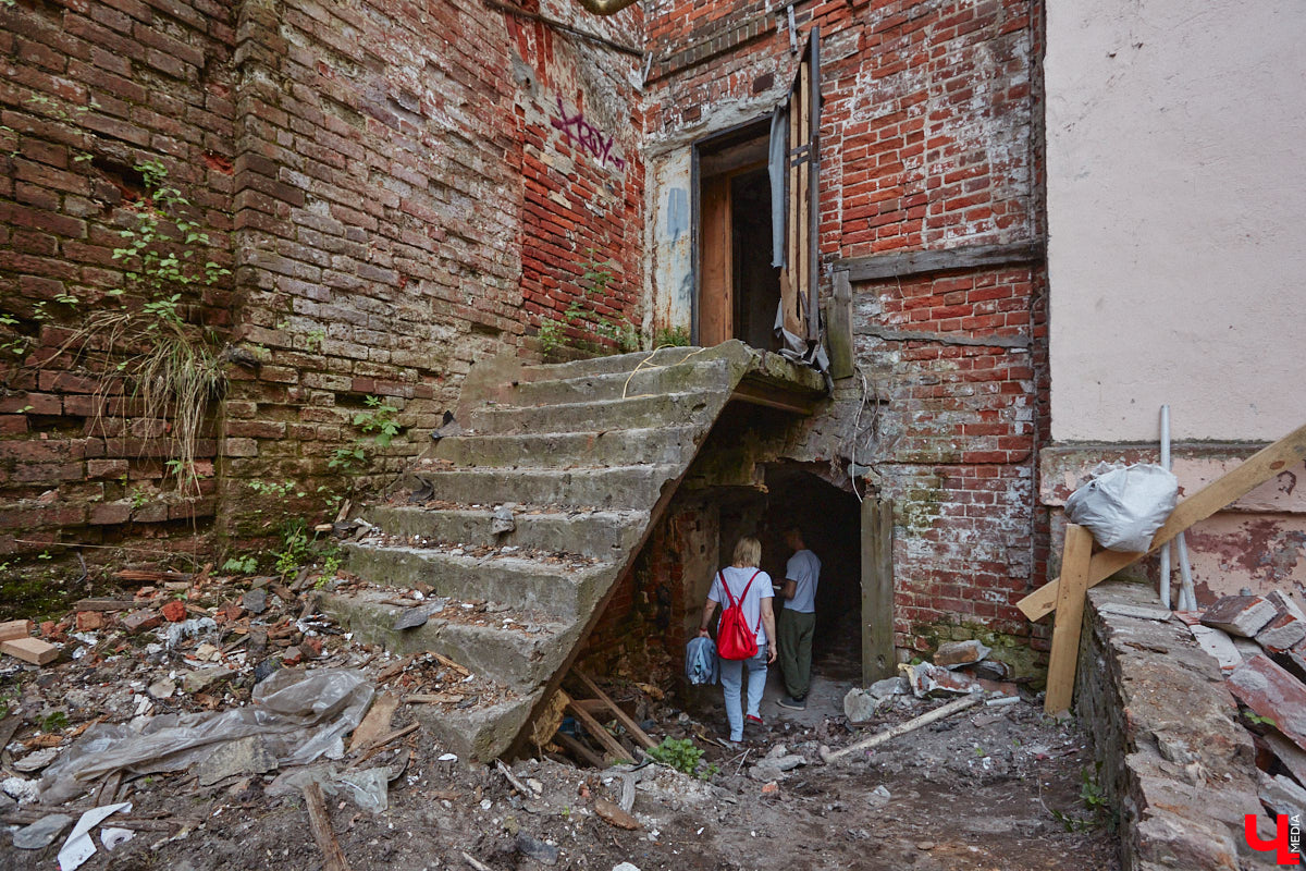 Дом купца Тарасова во Владимире является памятником регионального значения, но в последние годы он заметно разрушался. В итоге здание на улице Дворянской решили реставрировать. Сегодня на объекте уже ведутся работы. «Ключ-Медиа» заглянул в особняк ХIХ века, дабы посмотреть, как он выглядит на данный момент, и выяснить, что же там откроют в скором будущем.