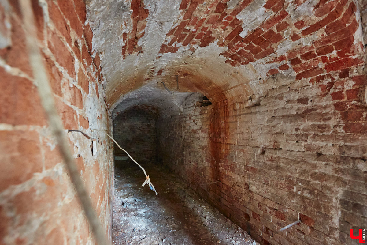 Дом купца Тарасова во Владимире является памятником регионального значения, но в последние годы он заметно разрушался. В итоге здание на улице Дворянской решили реставрировать. Сегодня на объекте уже ведутся работы. «Ключ-Медиа» заглянул в особняк ХIХ века, дабы посмотреть, как он выглядит на данный момент, и выяснить, что же там откроют в скором будущем.