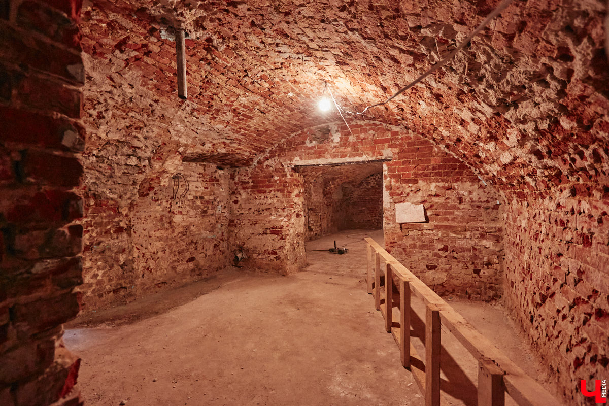 Дом купца Тарасова во Владимире является памятником регионального значения, но в последние годы он заметно разрушался. В итоге здание на улице Дворянской решили реставрировать. Сегодня на объекте уже ведутся работы. «Ключ-Медиа» заглянул в особняк ХIХ века, дабы посмотреть, как он выглядит на данный момент, и выяснить, что же там откроют в скором будущем.