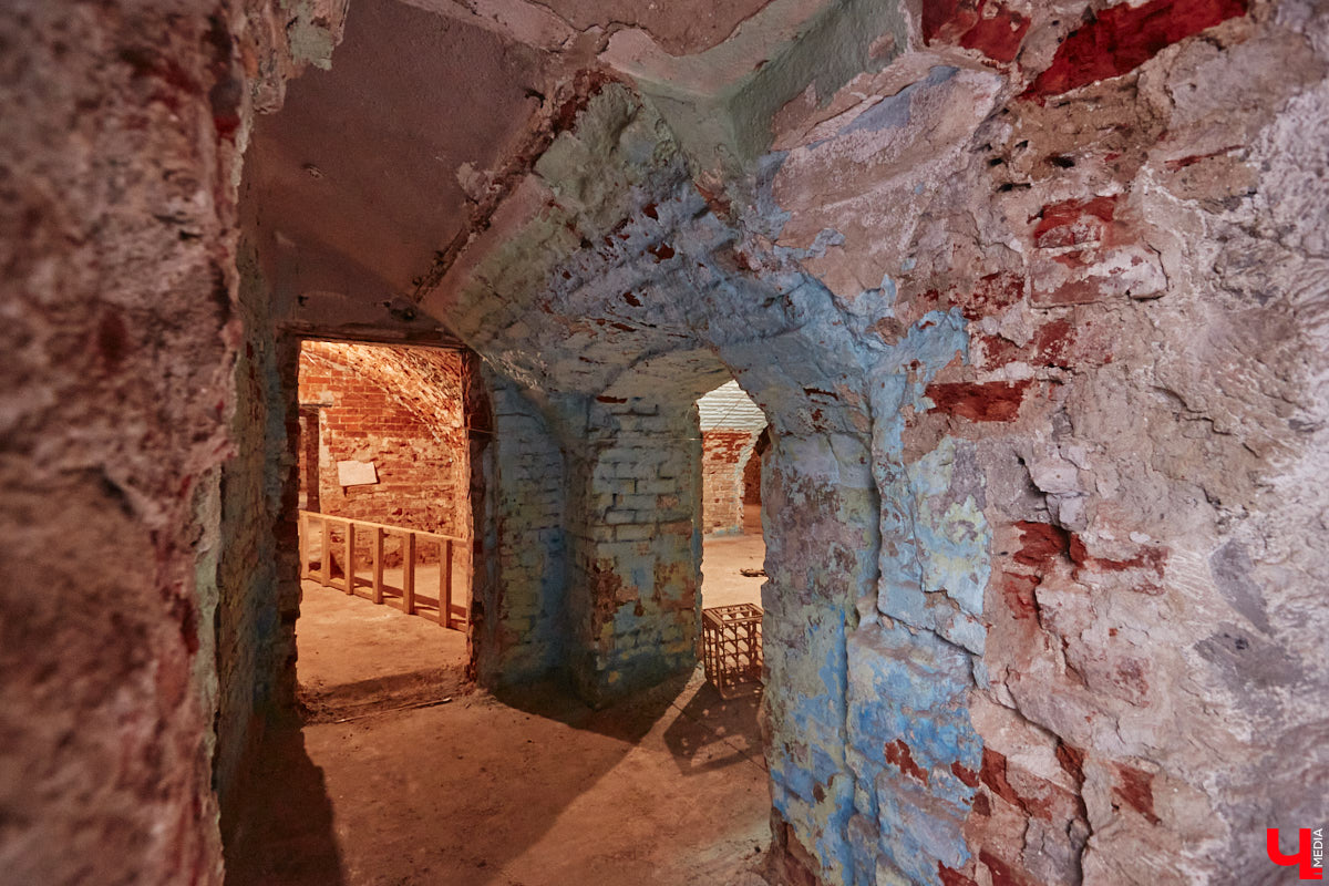 Дом купца Тарасова во Владимире является памятником регионального значения, но в последние годы он заметно разрушался. В итоге здание на улице Дворянской решили реставрировать. Сегодня на объекте уже ведутся работы. «Ключ-Медиа» заглянул в особняк ХIХ века, дабы посмотреть, как он выглядит на данный момент, и выяснить, что же там откроют в скором будущем.