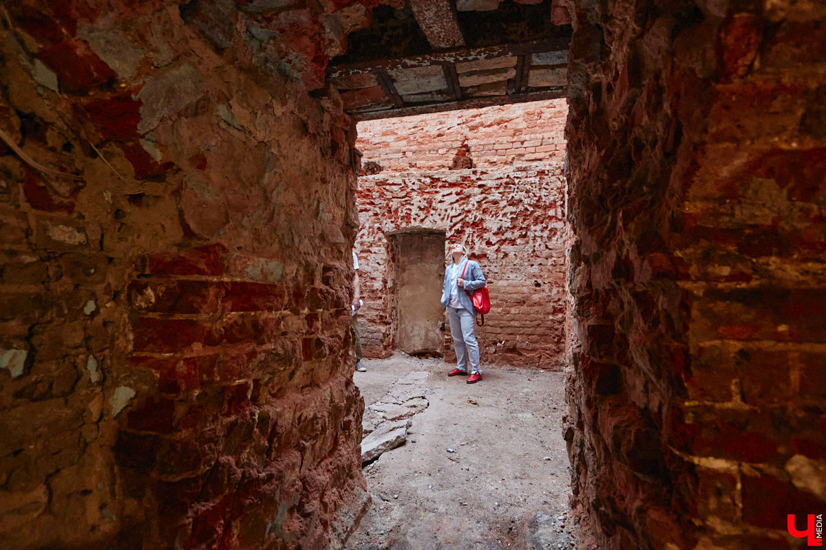 Дом купца Тарасова во Владимире является памятником регионального значения, но в последние годы он заметно разрушался. В итоге здание на улице Дворянской решили реставрировать. Сегодня на объекте уже ведутся работы. «Ключ-Медиа» заглянул в особняк ХIХ века, дабы посмотреть, как он выглядит на данный момент, и выяснить, что же там откроют в скором будущем.