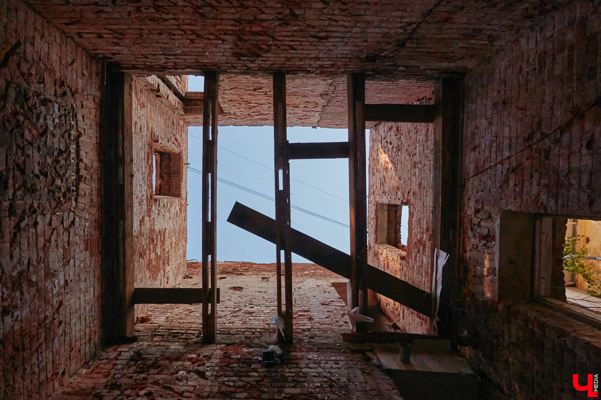 Дом купца Тарасова во Владимире является памятником регионального значения, но в последние годы он заметно разрушался. В итоге здание на улице Дворянской решили реставрировать. Сегодня на объекте уже ведутся работы. «Ключ-Медиа» заглянул в особняк ХIХ века, дабы посмотреть, как он выглядит на данный момент, и выяснить, что же там откроют в скором будущем.