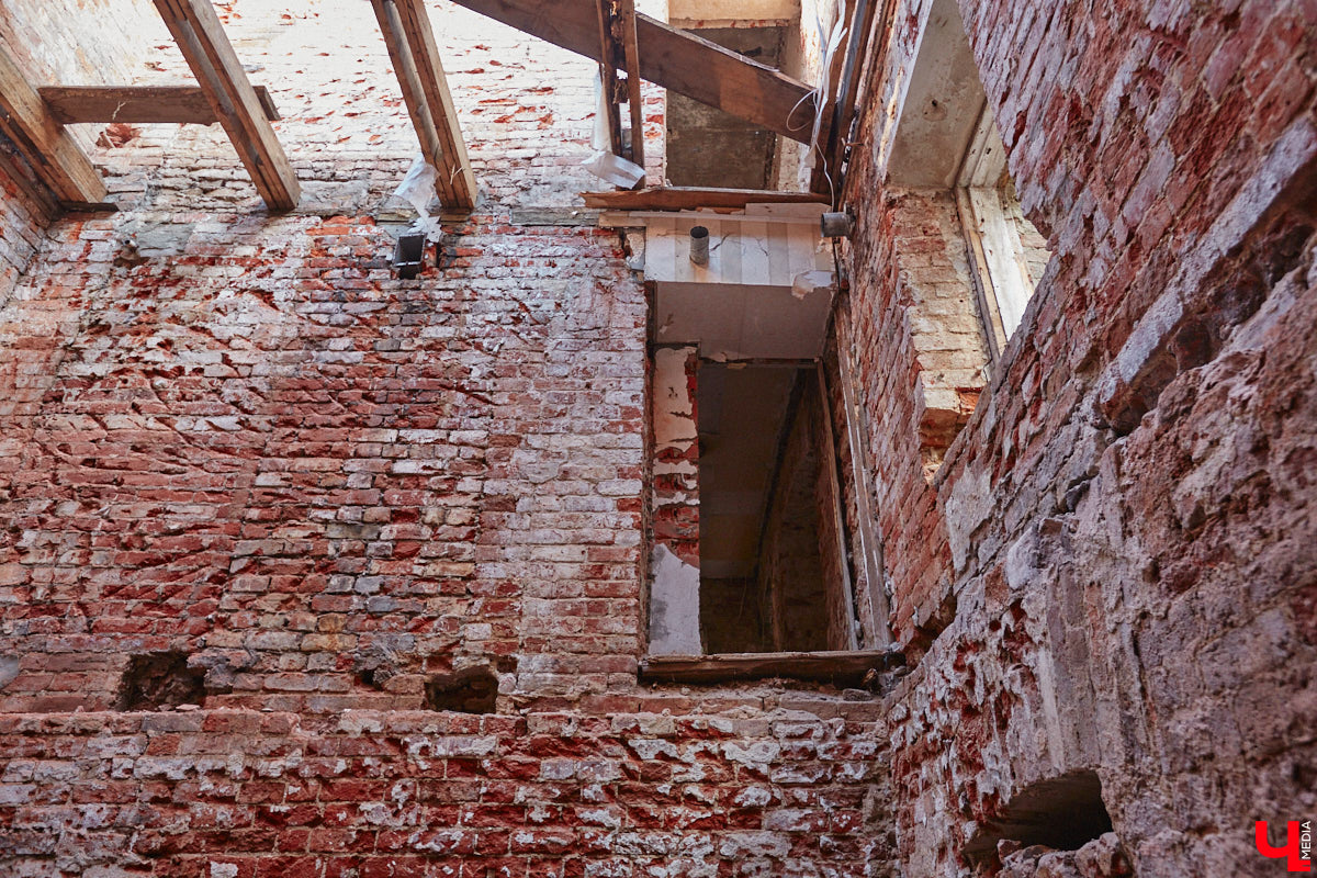 Дом купца Тарасова во Владимире является памятником регионального значения, но в последние годы он заметно разрушался. В итоге здание на улице Дворянской решили реставрировать. Сегодня на объекте уже ведутся работы. «Ключ-Медиа» заглянул в особняк ХIХ века, дабы посмотреть, как он выглядит на данный момент, и выяснить, что же там откроют в скором будущем.