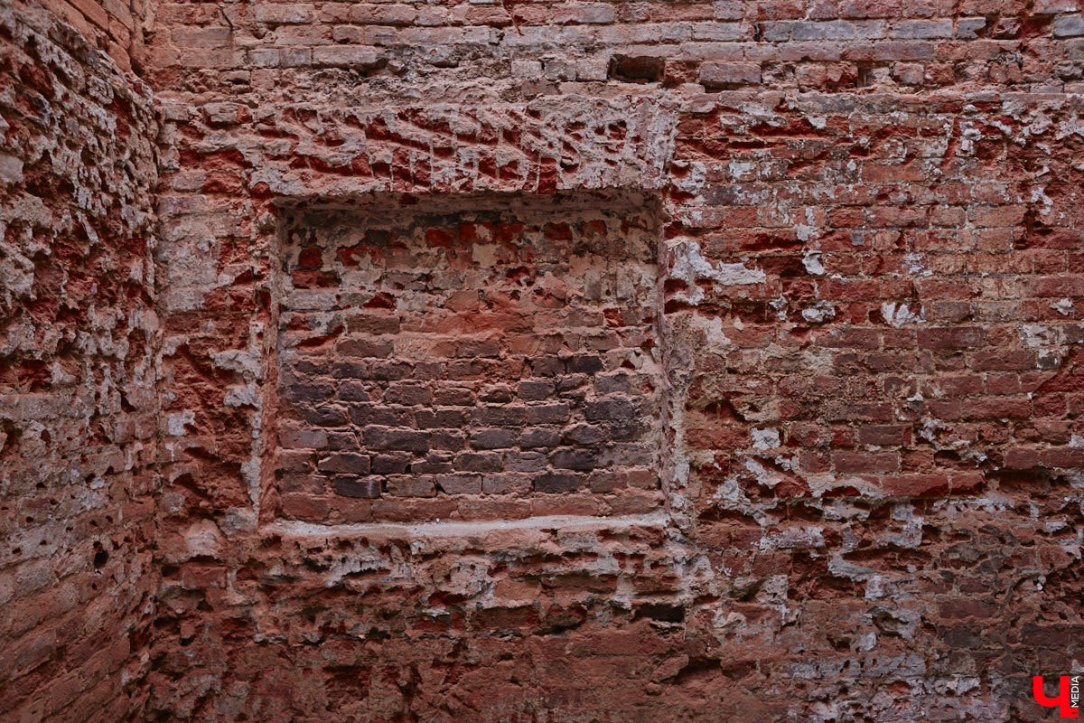 Дом купца Тарасова во Владимире является памятником регионального значения, но в последние годы он заметно разрушался. В итоге здание на улице Дворянской решили реставрировать. Сегодня на объекте уже ведутся работы. «Ключ-Медиа» заглянул в особняк ХIХ века, дабы посмотреть, как он выглядит на данный момент, и выяснить, что же там откроют в скором будущем.