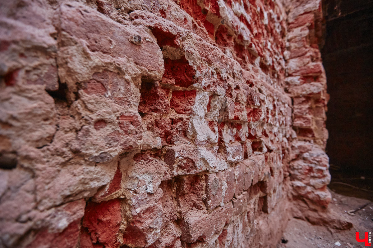 Дом купца Тарасова во Владимире является памятником регионального значения, но в последние годы он заметно разрушался. В итоге здание на улице Дворянской решили реставрировать. Сегодня на объекте уже ведутся работы. «Ключ-Медиа» заглянул в особняк ХIХ века, дабы посмотреть, как он выглядит на данный момент, и выяснить, что же там откроют в скором будущем.