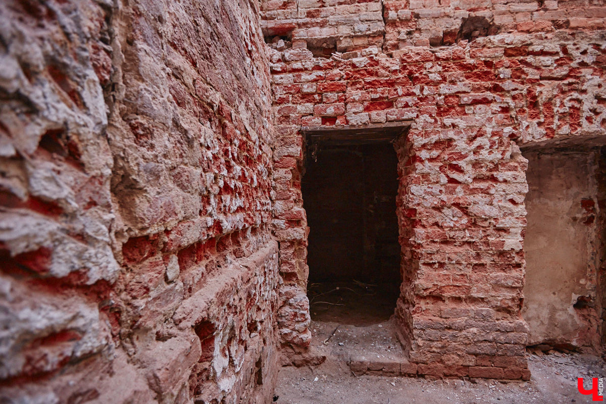 Дом купца Тарасова во Владимире является памятником регионального значения, но в последние годы он заметно разрушался. В итоге здание на улице Дворянской решили реставрировать. Сегодня на объекте уже ведутся работы. «Ключ-Медиа» заглянул в особняк ХIХ века, дабы посмотреть, как он выглядит на данный момент, и выяснить, что же там откроют в скором будущем.