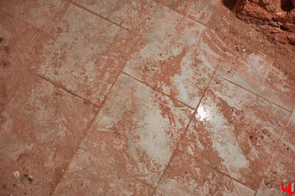 Дом купца Тарасова во Владимире является памятником регионального значения, но в последние годы он заметно разрушался. В итоге здание на улице Дворянской решили реставрировать. Сегодня на объекте уже ведутся работы. «Ключ-Медиа» заглянул в особняк ХIХ века, дабы посмотреть, как он выглядит на данный момент, и выяснить, что же там откроют в скором будущем.