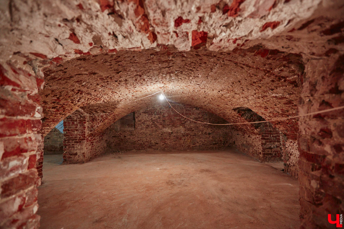 Дом купца Тарасова во Владимире является памятником регионального значения, но в последние годы он заметно разрушался. В итоге здание на улице Дворянской решили реставрировать. Сегодня на объекте уже ведутся работы. «Ключ-Медиа» заглянул в особняк ХIХ века, дабы посмотреть, как он выглядит на данный момент, и выяснить, что же там откроют в скором будущем.