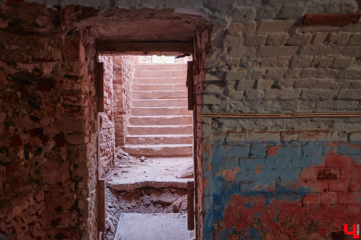 Дом купца Тарасова во Владимире является памятником регионального значения, но в последние годы он заметно разрушался. В итоге здание на улице Дворянской решили реставрировать. Сегодня на объекте уже ведутся работы. «Ключ-Медиа» заглянул в особняк ХIХ века, дабы посмотреть, как он выглядит на данный момент, и выяснить, что же там откроют в скором будущем.