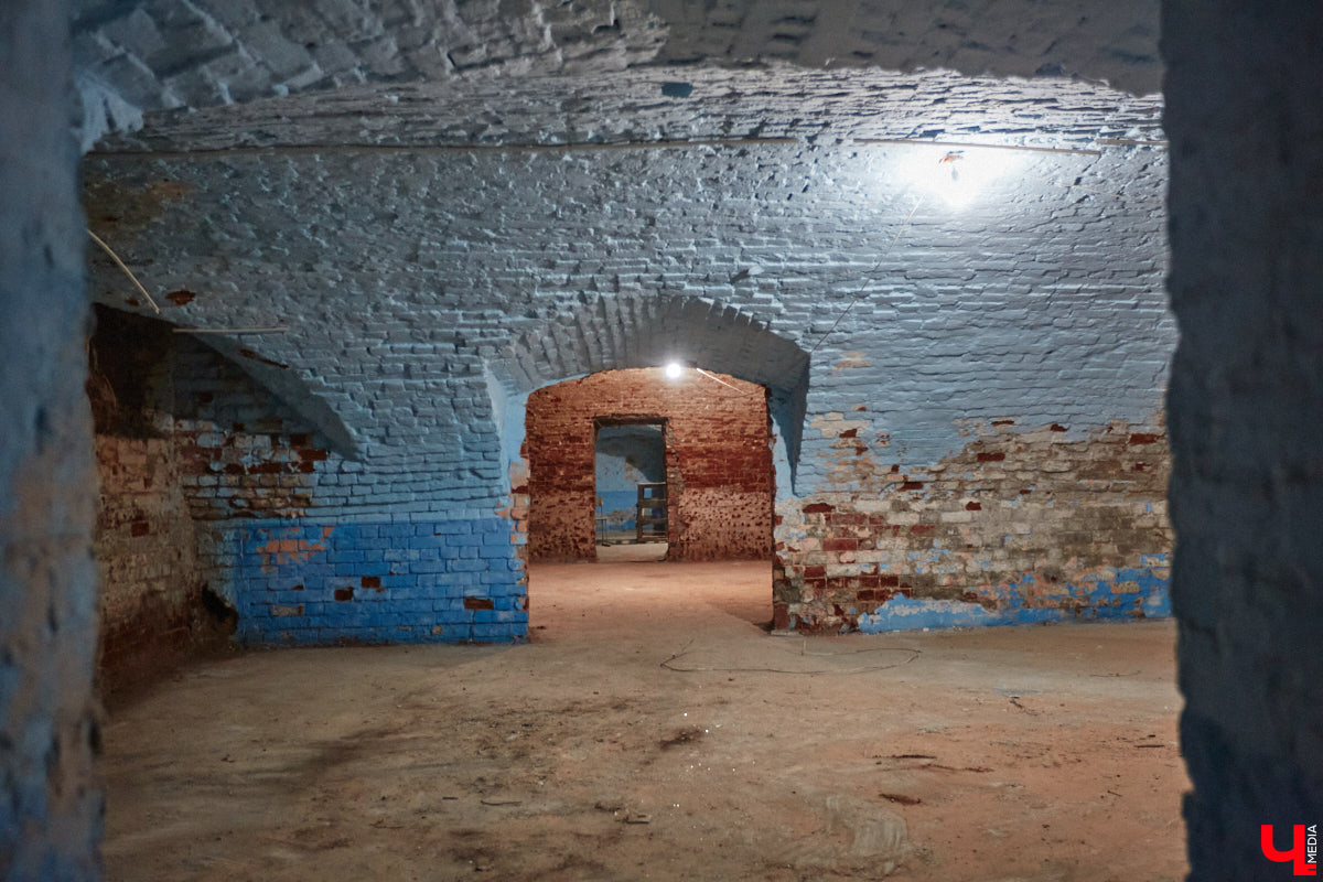 Дом купца Тарасова во Владимире является памятником регионального значения, но в последние годы он заметно разрушался. В итоге здание на улице Дворянской решили реставрировать. Сегодня на объекте уже ведутся работы. «Ключ-Медиа» заглянул в особняк ХIХ века, дабы посмотреть, как он выглядит на данный момент, и выяснить, что же там откроют в скором будущем.