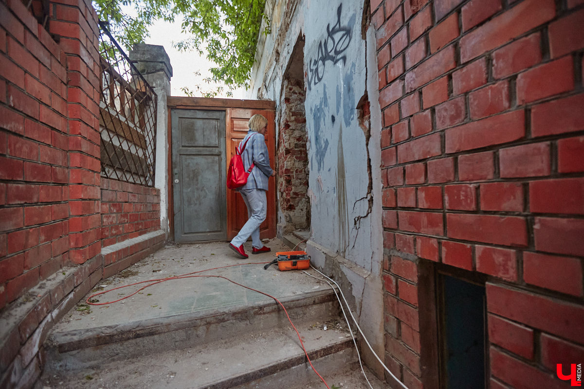 Дом купца Тарасова во Владимире является памятником регионального значения, но в последние годы он заметно разрушался. В итоге здание на улице Дворянской решили реставрировать. Сегодня на объекте уже ведутся работы. «Ключ-Медиа» заглянул в особняк ХIХ века, дабы посмотреть, как он выглядит на данный момент, и выяснить, что же там откроют в скором будущем.