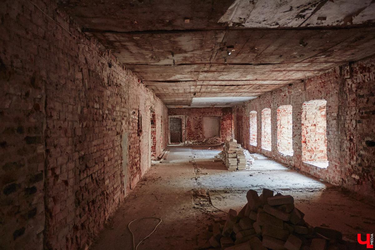 Дом купца Тарасова во Владимире является памятником регионального значения, но в последние годы он заметно разрушался. В итоге здание на улице Дворянской решили реставрировать. Сегодня на объекте уже ведутся работы. «Ключ-Медиа» заглянул в особняк ХIХ века, дабы посмотреть, как он выглядит на данный момент, и выяснить, что же там откроют в скором будущем.