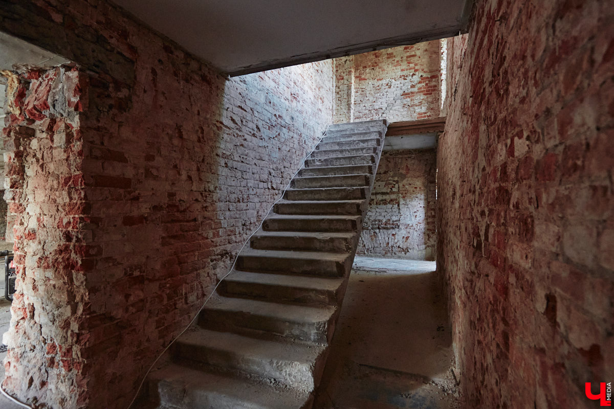 Дом купца Тарасова во Владимире является памятником регионального значения, но в последние годы он заметно разрушался. В итоге здание на улице Дворянской решили реставрировать. Сегодня на объекте уже ведутся работы. «Ключ-Медиа» заглянул в особняк ХIХ века, дабы посмотреть, как он выглядит на данный момент, и выяснить, что же там откроют в скором будущем.