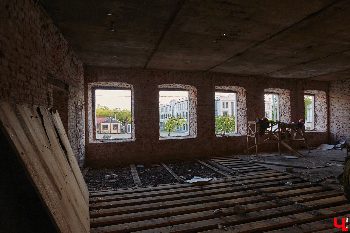 Дом купца Тарасова во Владимире является памятником регионального значения, но в последние годы он заметно разрушался. В итоге здание на улице Дворянской решили реставрировать. Сегодня на объекте уже ведутся работы. «Ключ-Медиа» заглянул в особняк ХIХ века, дабы посмотреть, как он выглядит на данный момент, и выяснить, что же там откроют в скором будущем.