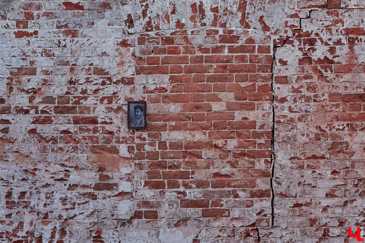 Дом купца Тарасова во Владимире является памятником регионального значения, но в последние годы он заметно разрушался. В итоге здание на улице Дворянской решили реставрировать. Сегодня на объекте уже ведутся работы. «Ключ-Медиа» заглянул в особняк ХIХ века, дабы посмотреть, как он выглядит на данный момент, и выяснить, что же там откроют в скором будущем.