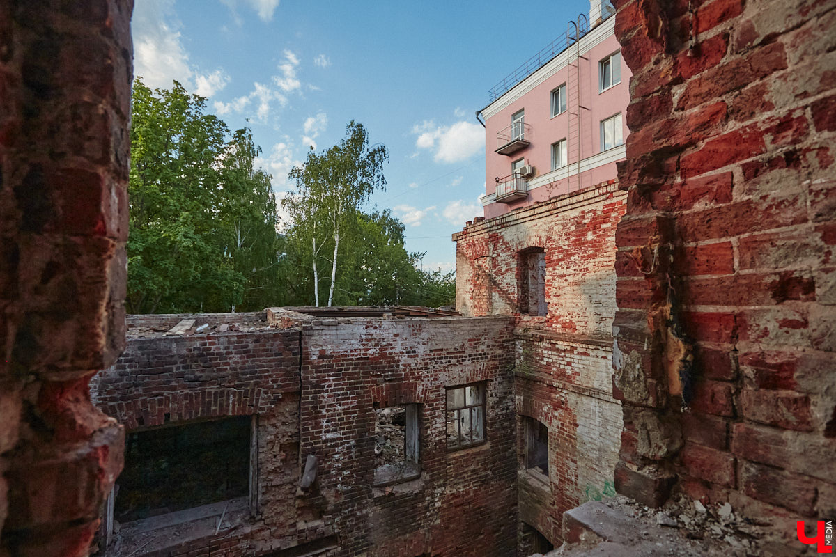 Дом купца Тарасова во Владимире является памятником регионального значения, но в последние годы он заметно разрушался. В итоге здание на улице Дворянской решили реставрировать. Сегодня на объекте уже ведутся работы. «Ключ-Медиа» заглянул в особняк ХIХ века, дабы посмотреть, как он выглядит на данный момент, и выяснить, что же там откроют в скором будущем.