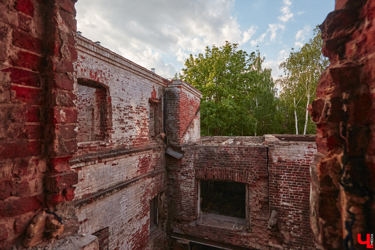 Дом купца Тарасова во Владимире является памятником регионального значения, но в последние годы он заметно разрушался. В итоге здание на улице Дворянской решили реставрировать. Сегодня на объекте уже ведутся работы. «Ключ-Медиа» заглянул в особняк ХIХ века, дабы посмотреть, как он выглядит на данный момент, и выяснить, что же там откроют в скором будущем.