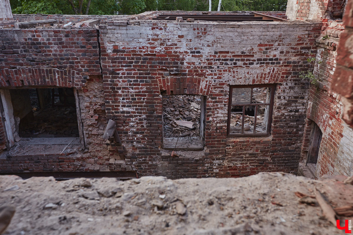 Дом купца Тарасова во Владимире является памятником регионального значения, но в последние годы он заметно разрушался. В итоге здание на улице Дворянской решили реставрировать. Сегодня на объекте уже ведутся работы. «Ключ-Медиа» заглянул в особняк ХIХ века, дабы посмотреть, как он выглядит на данный момент, и выяснить, что же там откроют в скором будущем.