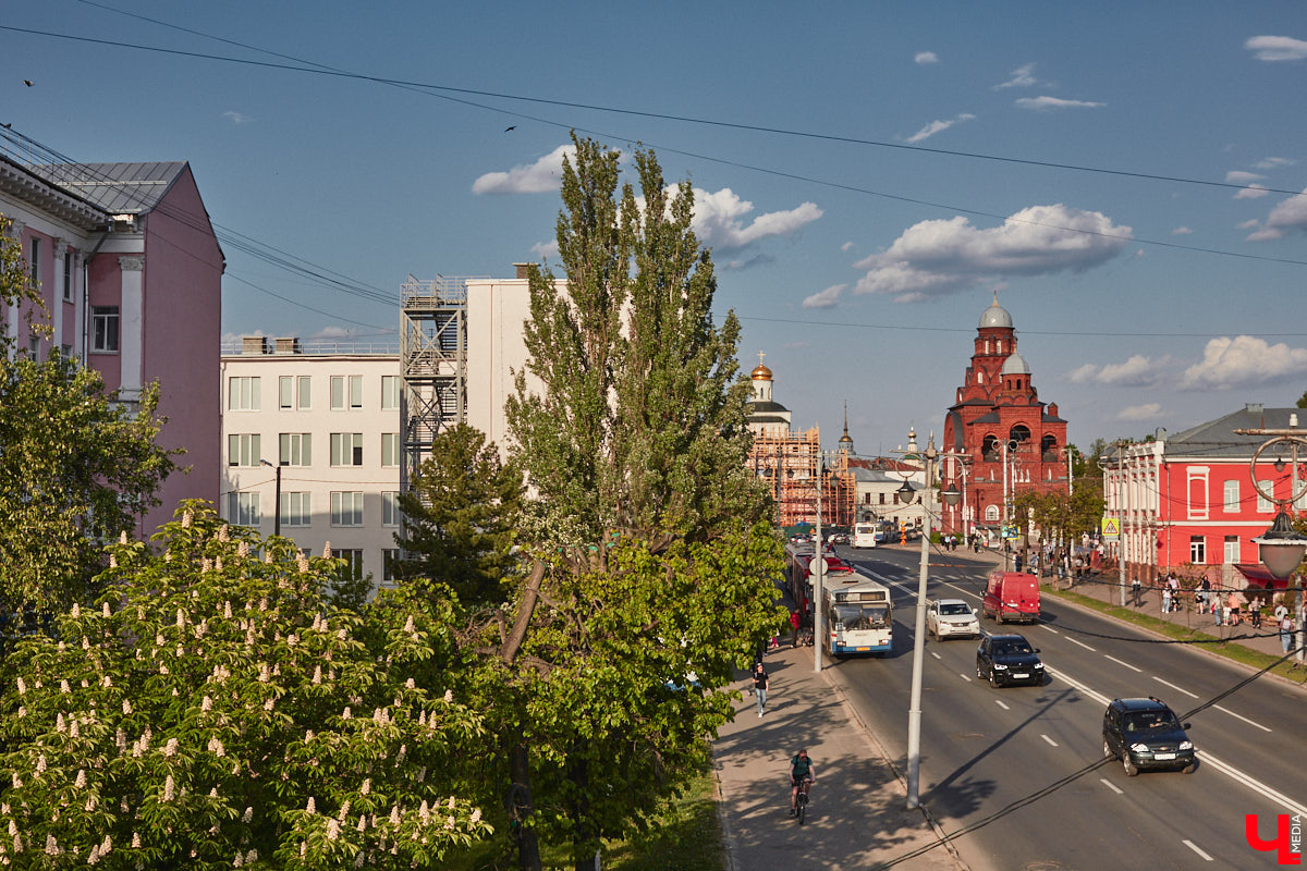 Дом купца Тарасова во Владимире является памятником регионального значения, но в последние годы он заметно разрушался. В итоге здание на улице Дворянской решили реставрировать. Сегодня на объекте уже ведутся работы. «Ключ-Медиа» заглянул в особняк ХIХ века, дабы посмотреть, как он выглядит на данный момент, и выяснить, что же там откроют в скором будущем.