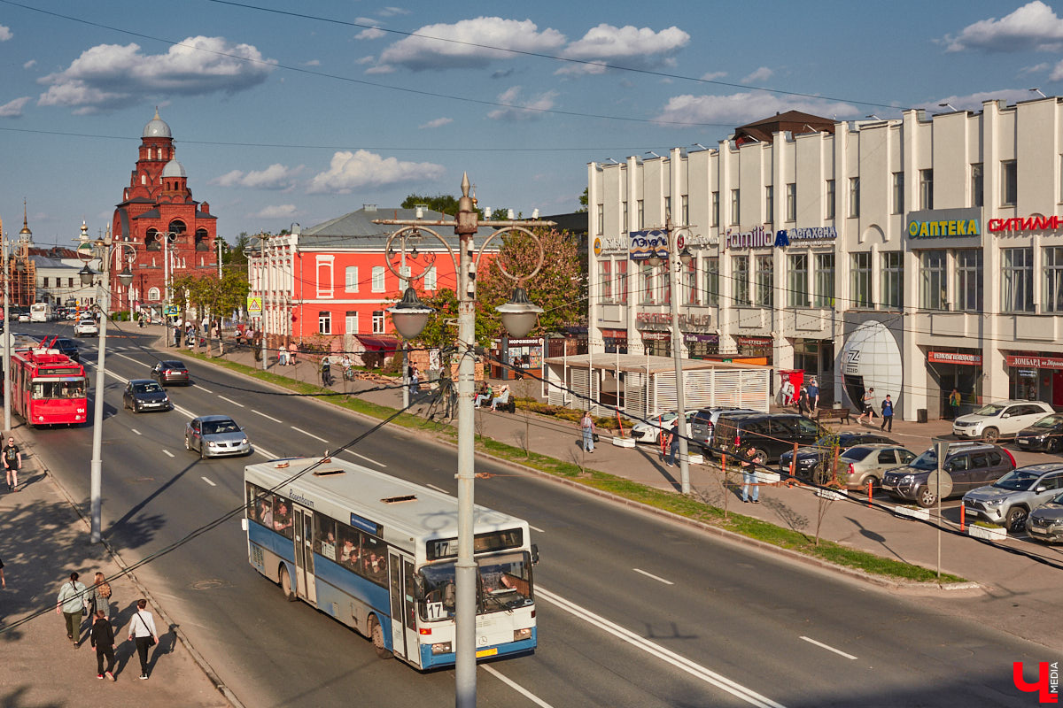 Дом купца Тарасова во Владимире является памятником регионального значения, но в последние годы он заметно разрушался. В итоге здание на улице Дворянской решили реставрировать. Сегодня на объекте уже ведутся работы. «Ключ-Медиа» заглянул в особняк ХIХ века, дабы посмотреть, как он выглядит на данный момент, и выяснить, что же там откроют в скором будущем.