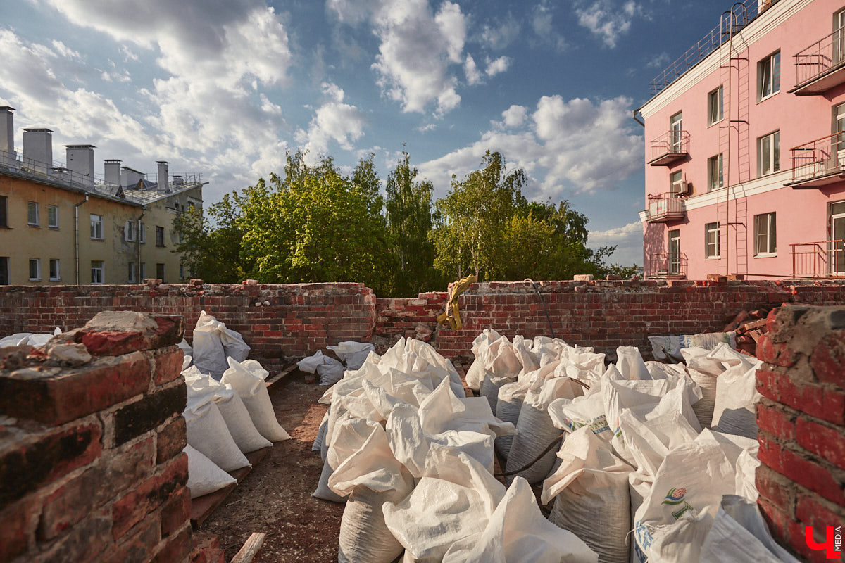 Дом купца Тарасова во Владимире является памятником регионального значения, но в последние годы он заметно разрушался. В итоге здание на улице Дворянской решили реставрировать. Сегодня на объекте уже ведутся работы. «Ключ-Медиа» заглянул в особняк ХIХ века, дабы посмотреть, как он выглядит на данный момент, и выяснить, что же там откроют в скором будущем.