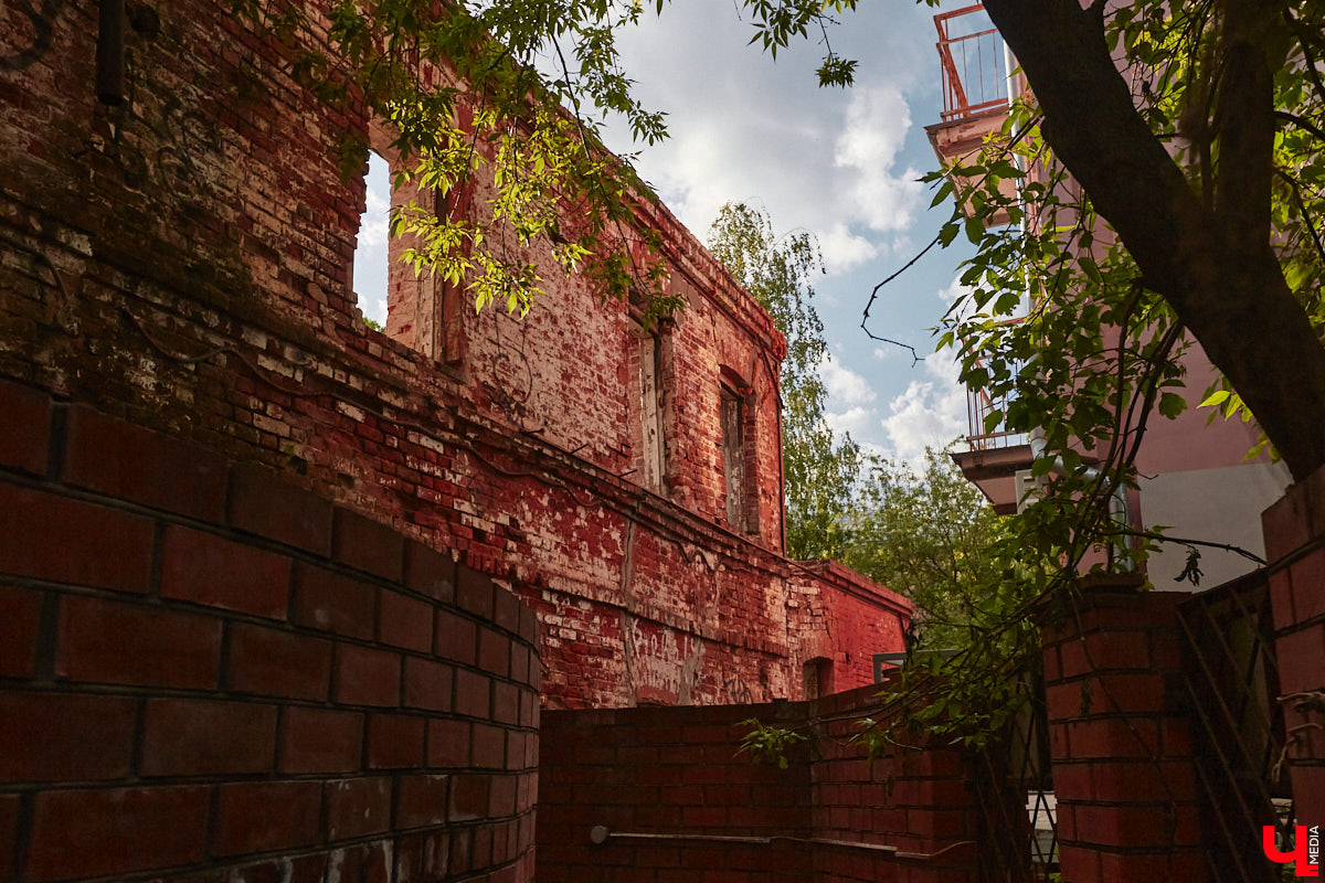 Дом купца Тарасова во Владимире является памятником регионального значения, но в последние годы он заметно разрушался. В итоге здание на улице Дворянской решили реставрировать. Сегодня на объекте уже ведутся работы. «Ключ-Медиа» заглянул в особняк ХIХ века, дабы посмотреть, как он выглядит на данный момент, и выяснить, что же там откроют в скором будущем.