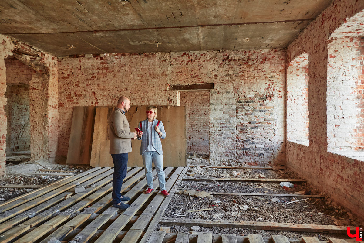 Дом купца Тарасова во Владимире является памятником регионального значения, но в последние годы он заметно разрушался. В итоге здание на улице Дворянской решили реставрировать. Сегодня на объекте уже ведутся работы. «Ключ-Медиа» заглянул в особняк ХIХ века, дабы посмотреть, как он выглядит на данный момент, и выяснить, что же там откроют в скором будущем.