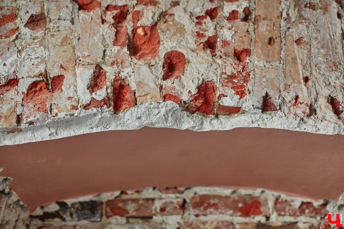 Дом купца Тарасова во Владимире является памятником регионального значения, но в последние годы он заметно разрушался. В итоге здание на улице Дворянской решили реставрировать. Сегодня на объекте уже ведутся работы. «Ключ-Медиа» заглянул в особняк ХIХ века, дабы посмотреть, как он выглядит на данный момент, и выяснить, что же там откроют в скором будущем.