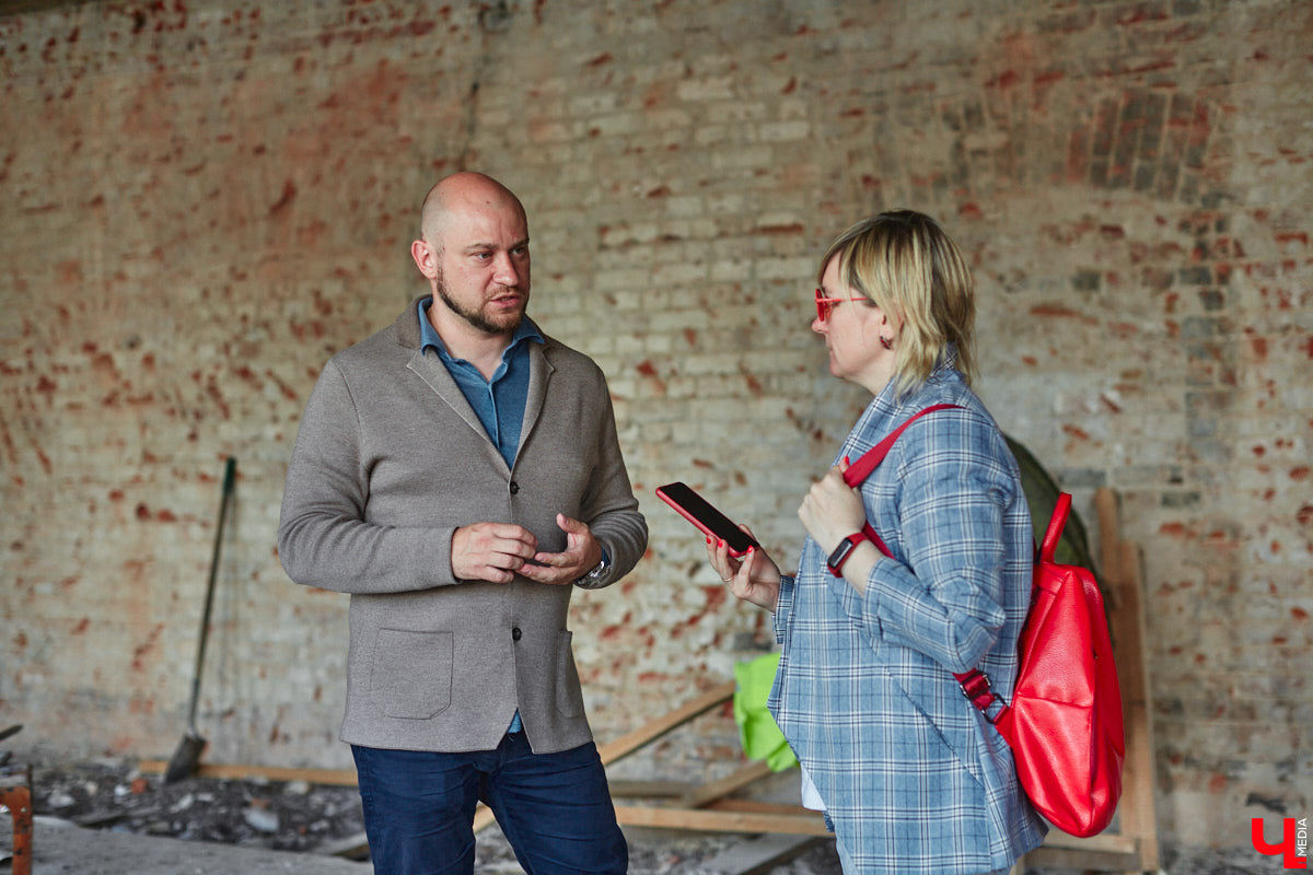 Дом купца Тарасова во Владимире является памятником регионального значения, но в последние годы он заметно разрушался. В итоге здание на улице Дворянской решили реставрировать. Сегодня на объекте уже ведутся работы. «Ключ-Медиа» заглянул в особняк ХIХ века, дабы посмотреть, как он выглядит на данный момент, и выяснить, что же там откроют в скором будущем.