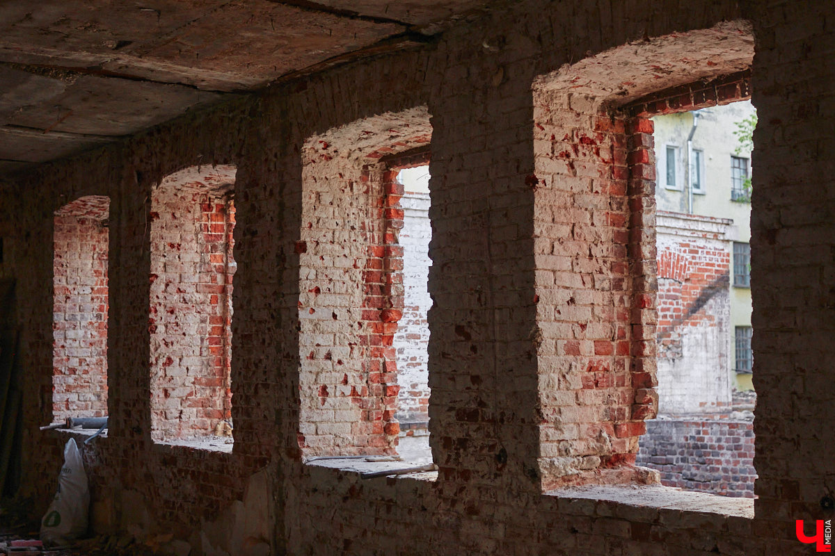 Дом купца Тарасова во Владимире является памятником регионального значения, но в последние годы он заметно разрушался. В итоге здание на улице Дворянской решили реставрировать. Сегодня на объекте уже ведутся работы. «Ключ-Медиа» заглянул в особняк ХIХ века, дабы посмотреть, как он выглядит на данный момент, и выяснить, что же там откроют в скором будущем.