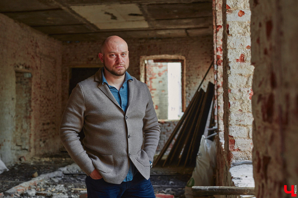 Дом купца Тарасова во Владимире является памятником регионального значения, но в последние годы он заметно разрушался. В итоге здание на улице Дворянской решили реставрировать. Сегодня на объекте уже ведутся работы. «Ключ-Медиа» заглянул в особняк ХIХ века, дабы посмотреть, как он выглядит на данный момент, и выяснить, что же там откроют в скором будущем.