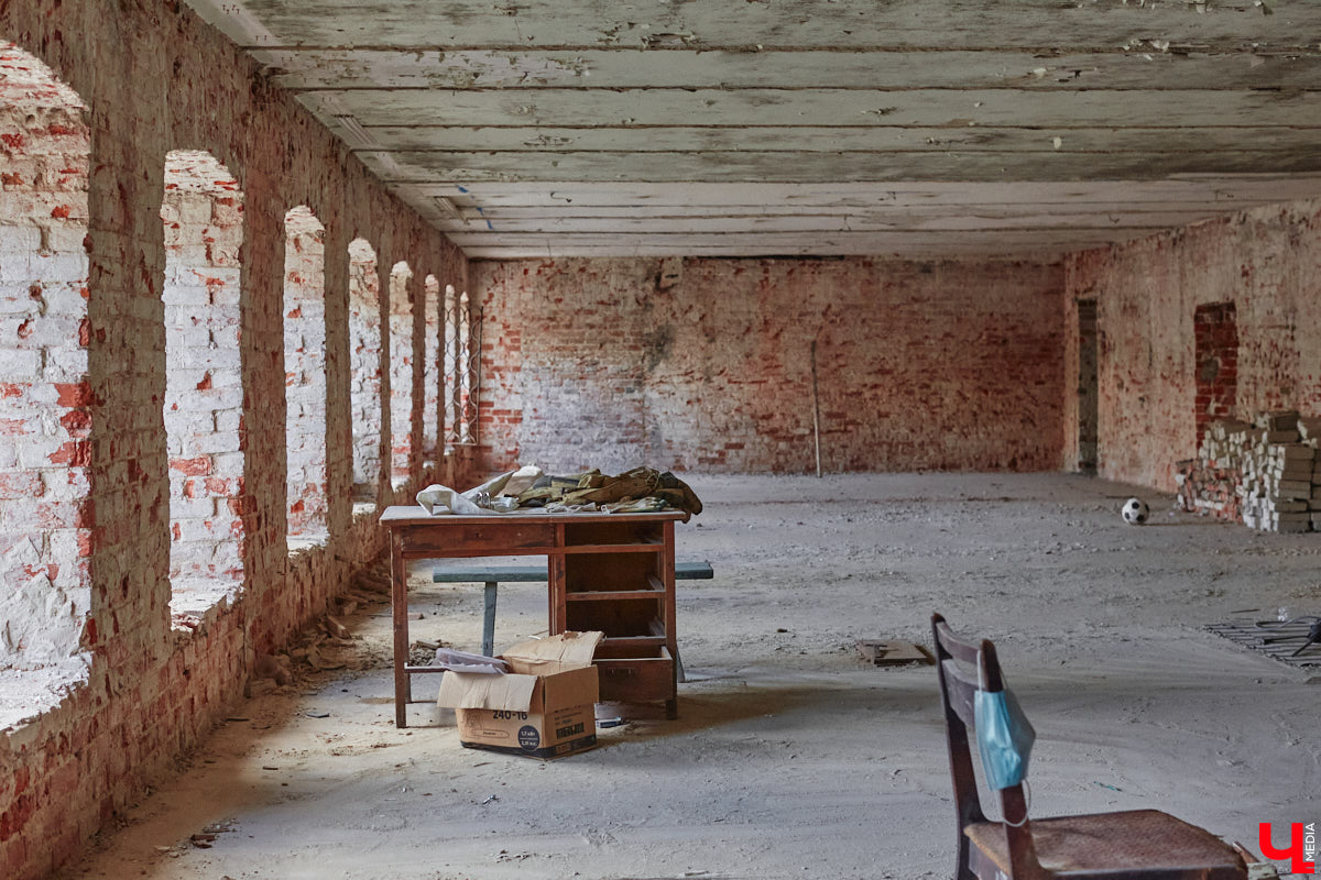 Дом купца Тарасова во Владимире является памятником регионального значения, но в последние годы он заметно разрушался. В итоге здание на улице Дворянской решили реставрировать. Сегодня на объекте уже ведутся работы. «Ключ-Медиа» заглянул в особняк ХIХ века, дабы посмотреть, как он выглядит на данный момент, и выяснить, что же там откроют в скором будущем.